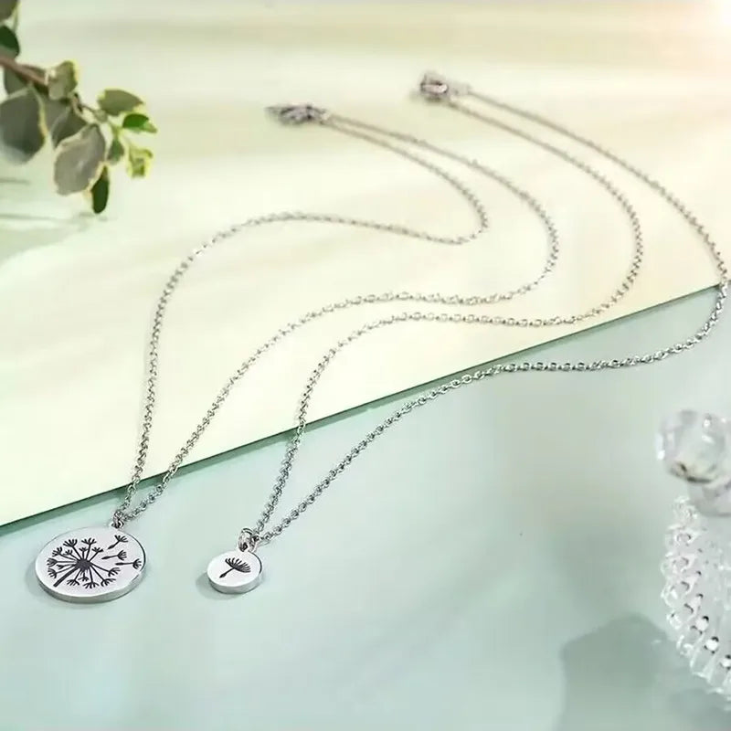 Lot de 2 Colliers avec Carte - Mère Fille - Famille Parents Enfant Maman Fille - Pendentif Rond Pissenlit - Acier Inoxydable