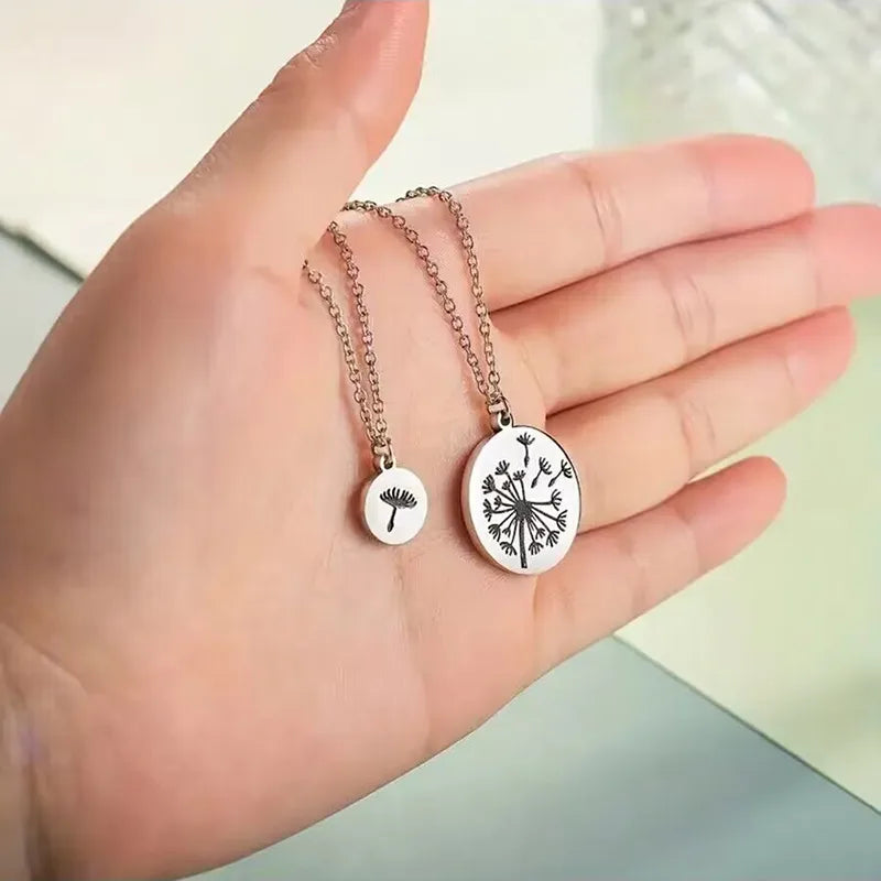 Lot de 2 Colliers avec Carte - Mère Fille - Famille Parents Enfant Maman Fille - Pendentif Rond Pissenlit - Acier Inoxydable