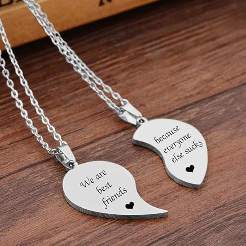 Set aus 2 Freundschaftsketten – Herz, das zusammenpasst – BFF Best Friends Forever – Anhänger – Verliebtes Paar aus silbernem Edelstahl
