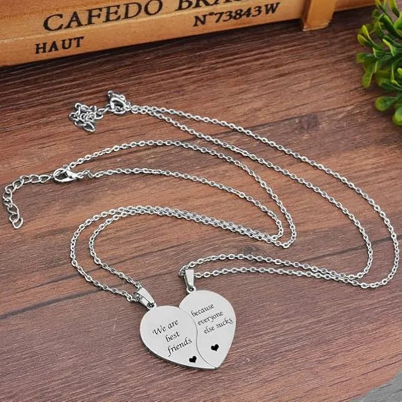 Set aus 2 Freundschaftsketten – Herz, das zusammenpasst – BFF Best Friends Forever – Anhänger – Verliebtes Paar aus silbernem Edelstahl