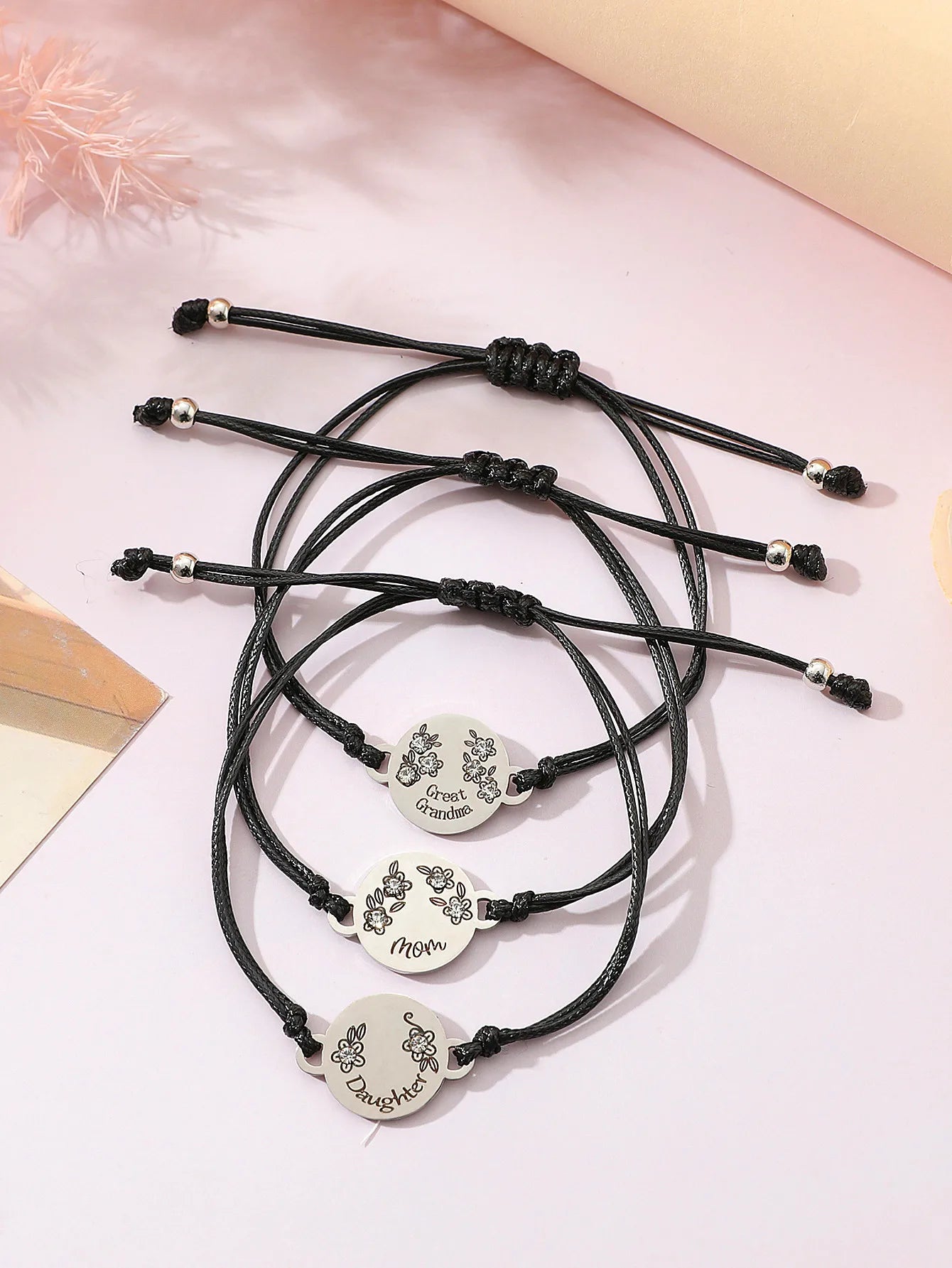 Set mit 3 verstellbaren Kordelarmbändern für Großmutter, Mutter und Tochter – Familie, Eltern, Kind, Mutter und Tochter – Herz-Anhänger – Edelstahl