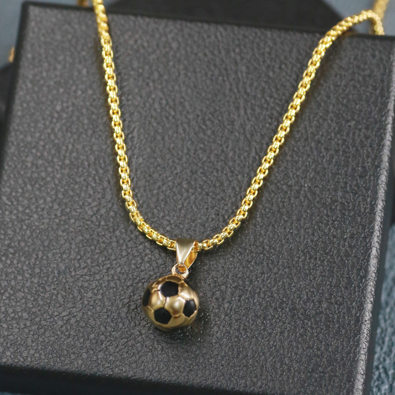 Collier avec Pendantif Ballon de Football - Fantaisie - Sport - Chaine Argenté ou Doré