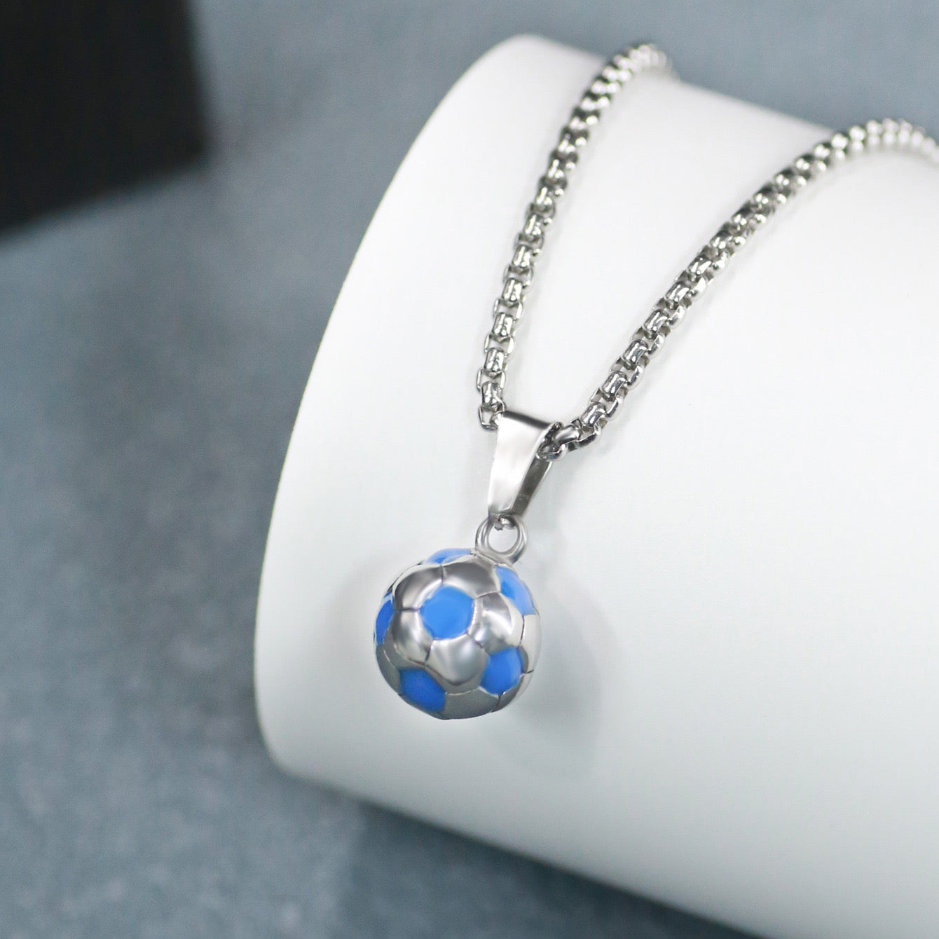 Collier avec Pendantif Ballon de Football - Fantaisie - Sport - Chaine Argenté ou Doré