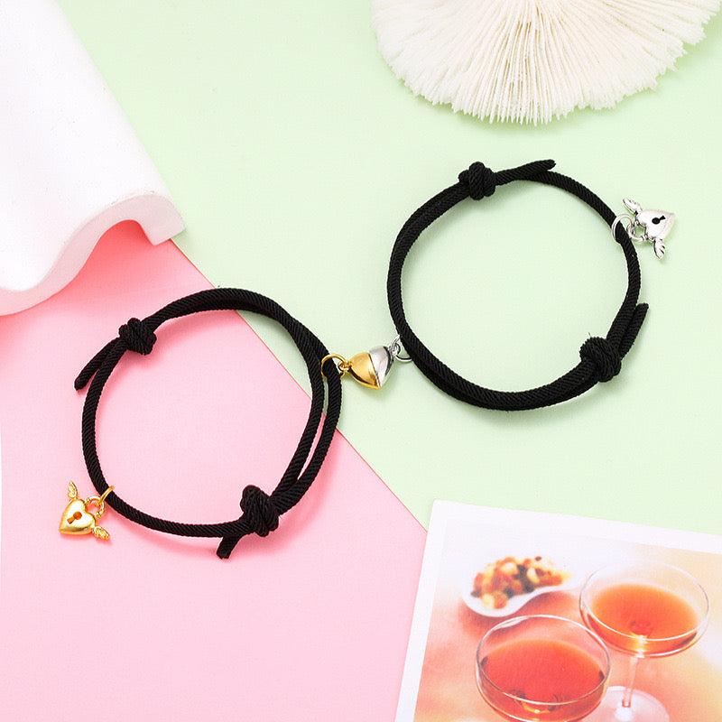 Set mit 2 verstellbaren Kordelarmbändern für Freundschaft oder Liebhaber. Geflügeltes Cadenat-Herz – BFF Best Friends Forever – Fantasy – magnetischer Paar-Anhänger