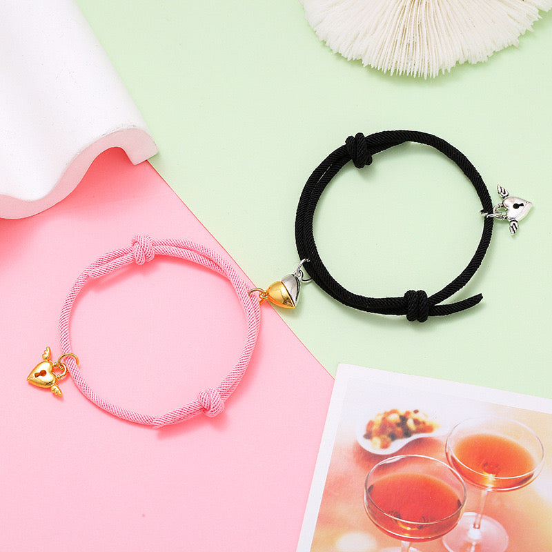 Set mit 2 verstellbaren Kordelarmbändern für Freundschaft oder Liebhaber. Geflügeltes Cadenat-Herz – BFF Best Friends Forever – Fantasy – magnetischer Paar-Anhänger