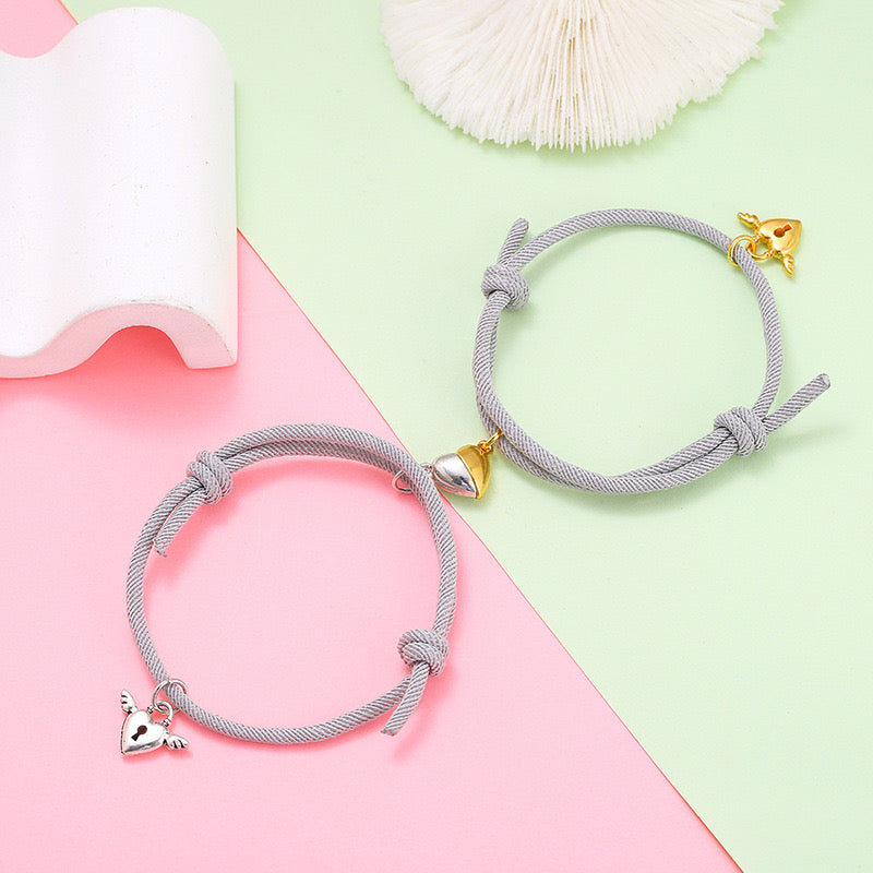 Set mit 2 verstellbaren Kordelarmbändern für Freundschaft oder Liebhaber. Geflügeltes Cadenat-Herz – BFF Best Friends Forever – Fantasy – magnetischer Paar-Anhänger