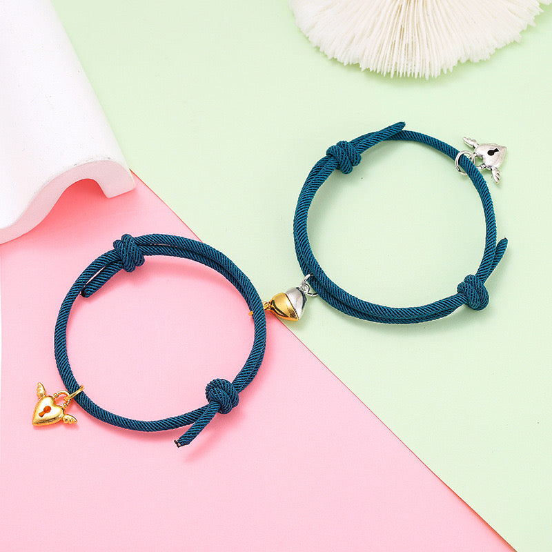 Set mit 2 verstellbaren Kordelarmbändern für Freundschaft oder Liebhaber. Geflügeltes Cadenat-Herz – BFF Best Friends Forever – Fantasy – magnetischer Paar-Anhänger