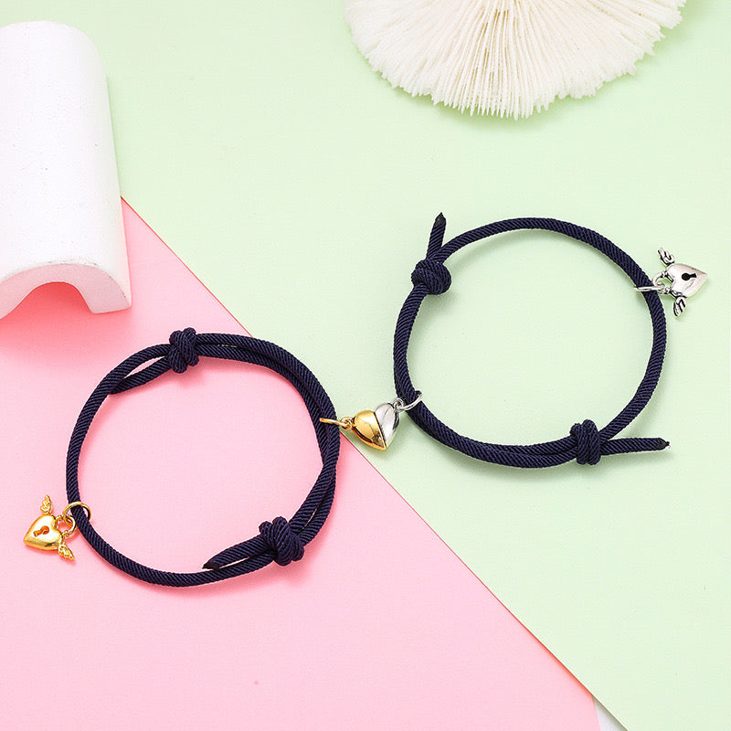Set mit 2 verstellbaren Kordelarmbändern für Freundschaft oder Liebhaber. Geflügeltes Cadenat-Herz – BFF Best Friends Forever – Fantasy – magnetischer Paar-Anhänger