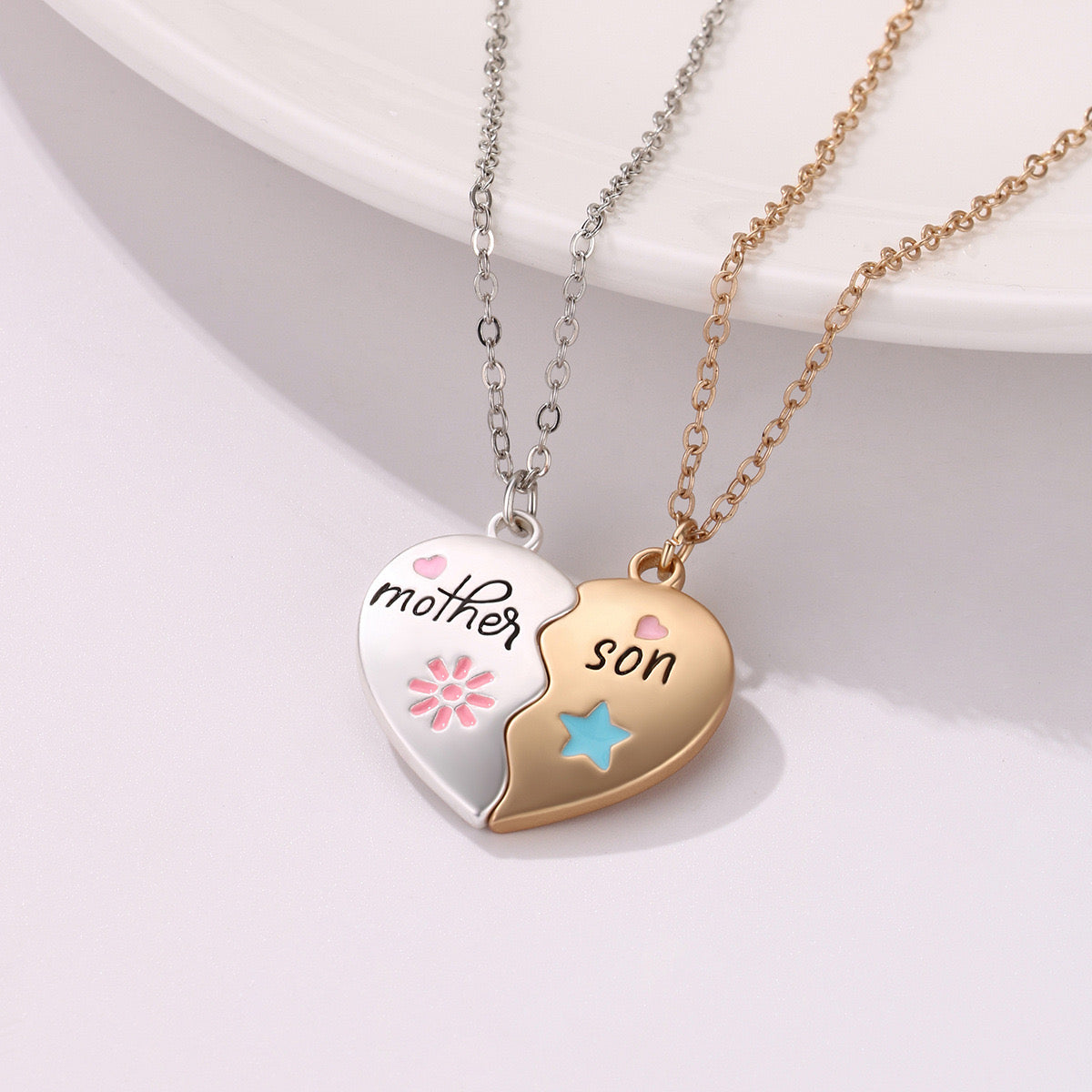 Lot de 2 Colliers Mère Fils avec Carte - Famille Parents Enfant - Maman Garçon - Pendentif Coeur Aimanté