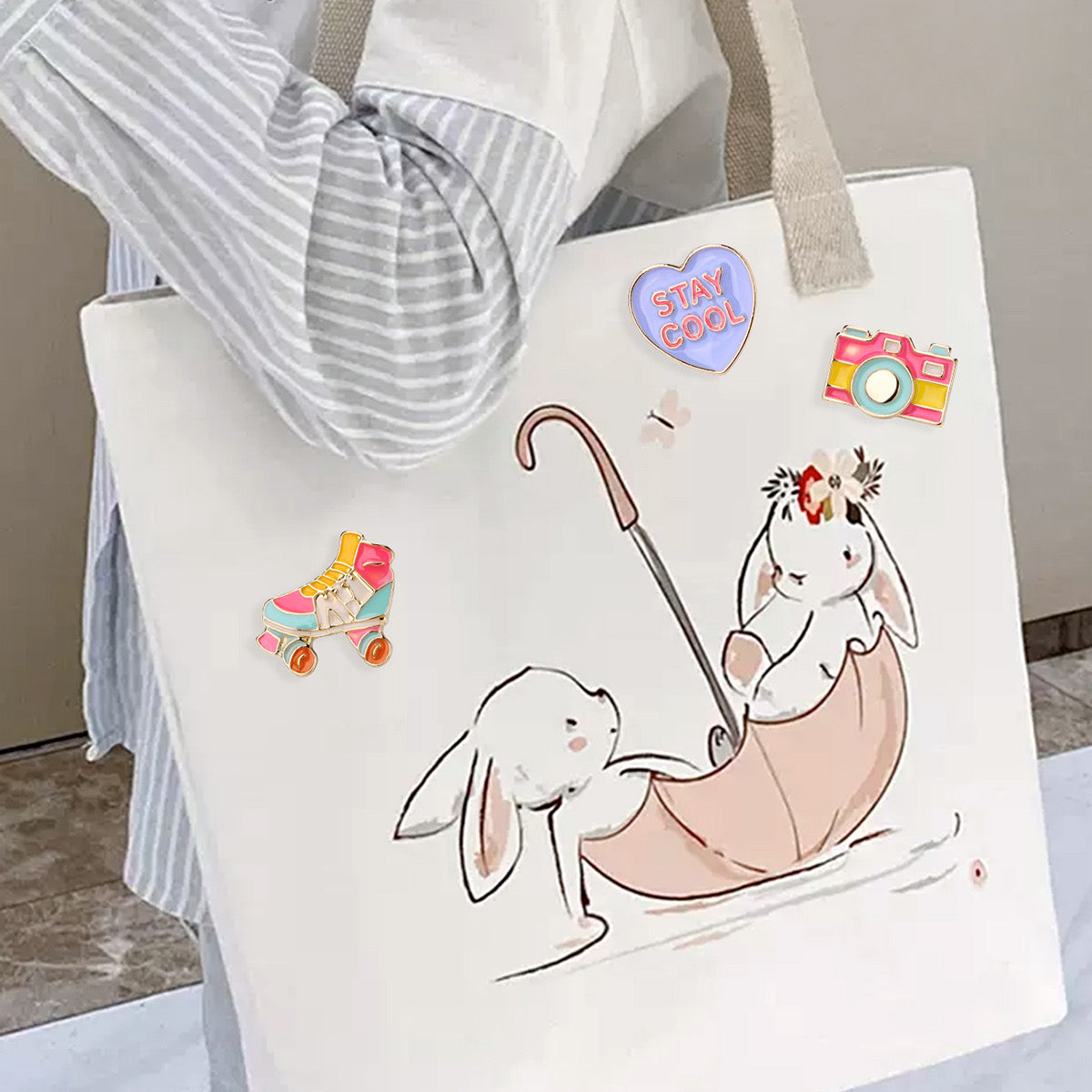 Lot de 3 Pin's Broches avec Carte - Patins à Roulettes Appareil photo Cœur - Fantaisie - Alliage Email