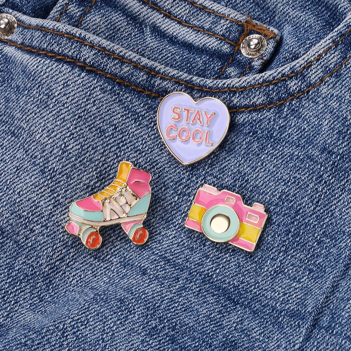 Lot de 3 Pin's Broches avec Carte - Patins à Roulettes Appareil photo Cœur - Fantaisie - Alliage Email