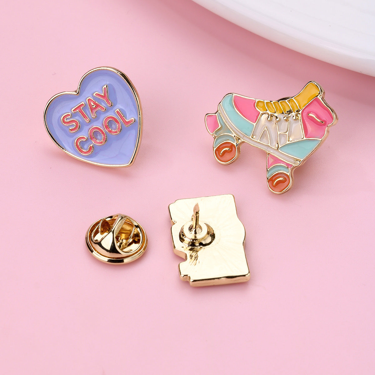 Lot de 3 Pin's Broches avec Carte - Patins à Roulettes Appareil photo Cœur - Fantaisie - Alliage Email