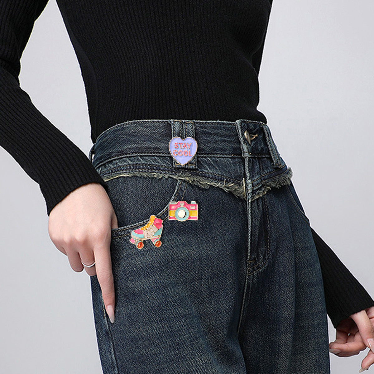 Lot de 3 Pin's Broches avec Carte - Patins à Roulettes Appareil photo Cœur - Fantaisie - Alliage Email