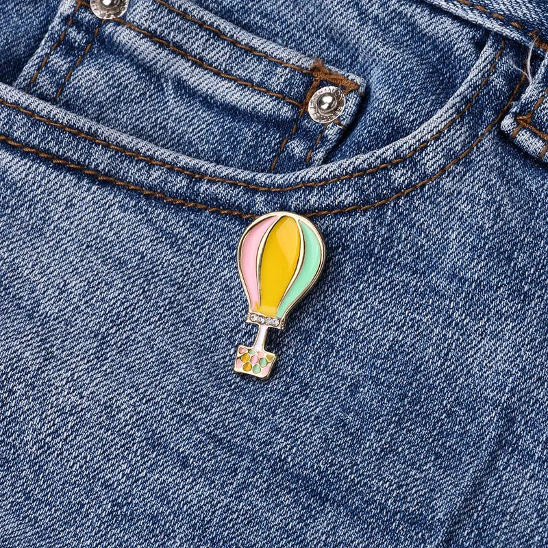 Pin's Broche avec Carte - Ballon Mongolfière Astronaute - Fantaisie - Alliage Email