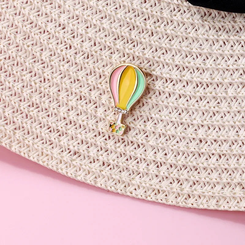 Pin's Broche avec Carte - Ballon Mongolfière Astronaute - Fantaisie - Alliage Email