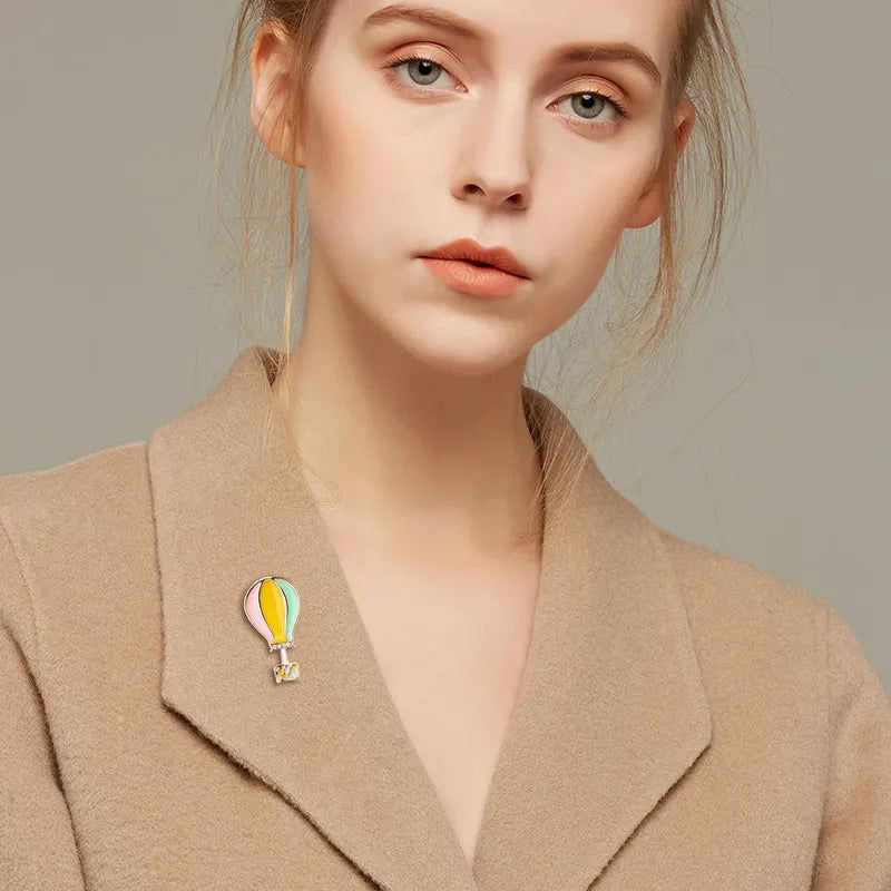 Pin's Broche avec Carte - Ballon Mongolfière Astronaute - Fantaisie - Alliage Email