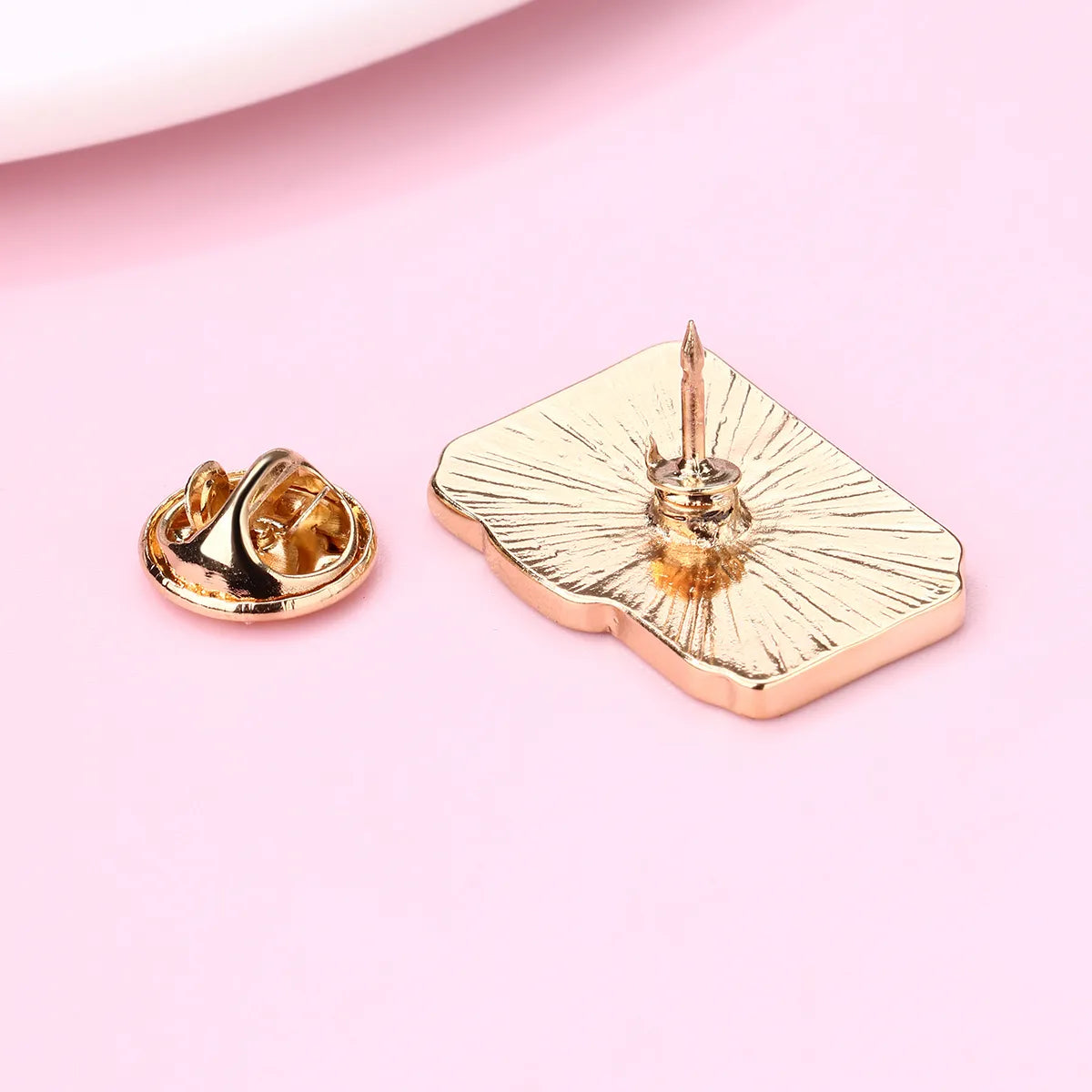 Pin's Broche avec Carte - Appareil Photo - Fantaisie - Alliage Email