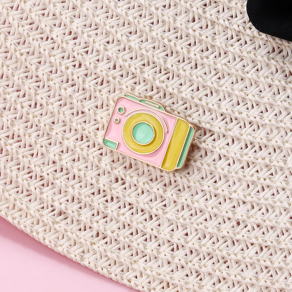 Pin's Broche avec Carte - Appareil Photo - Fantaisie - Alliage Email