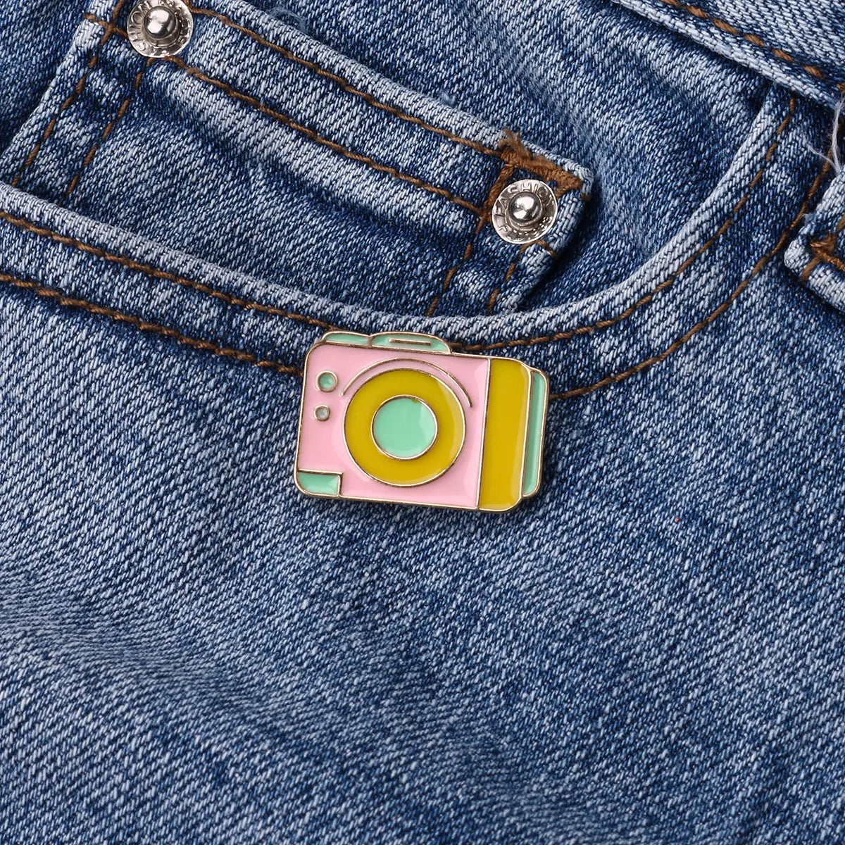 Pin's Broche avec Carte - Appareil Photo - Fantaisie - Alliage Email