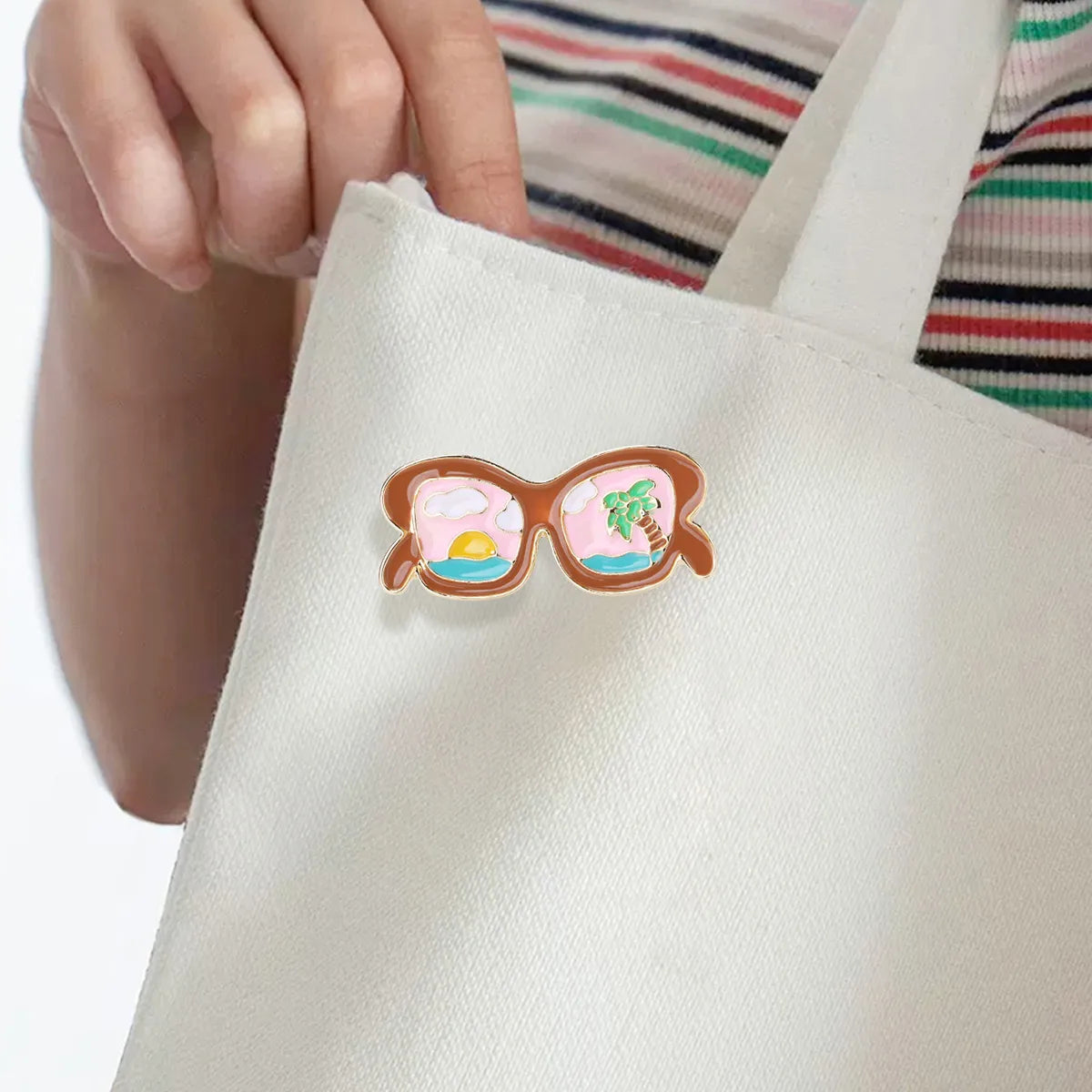 Pin's Broche avec Carte - Lunettes Vacances - Fantaisie - Alliage Email
