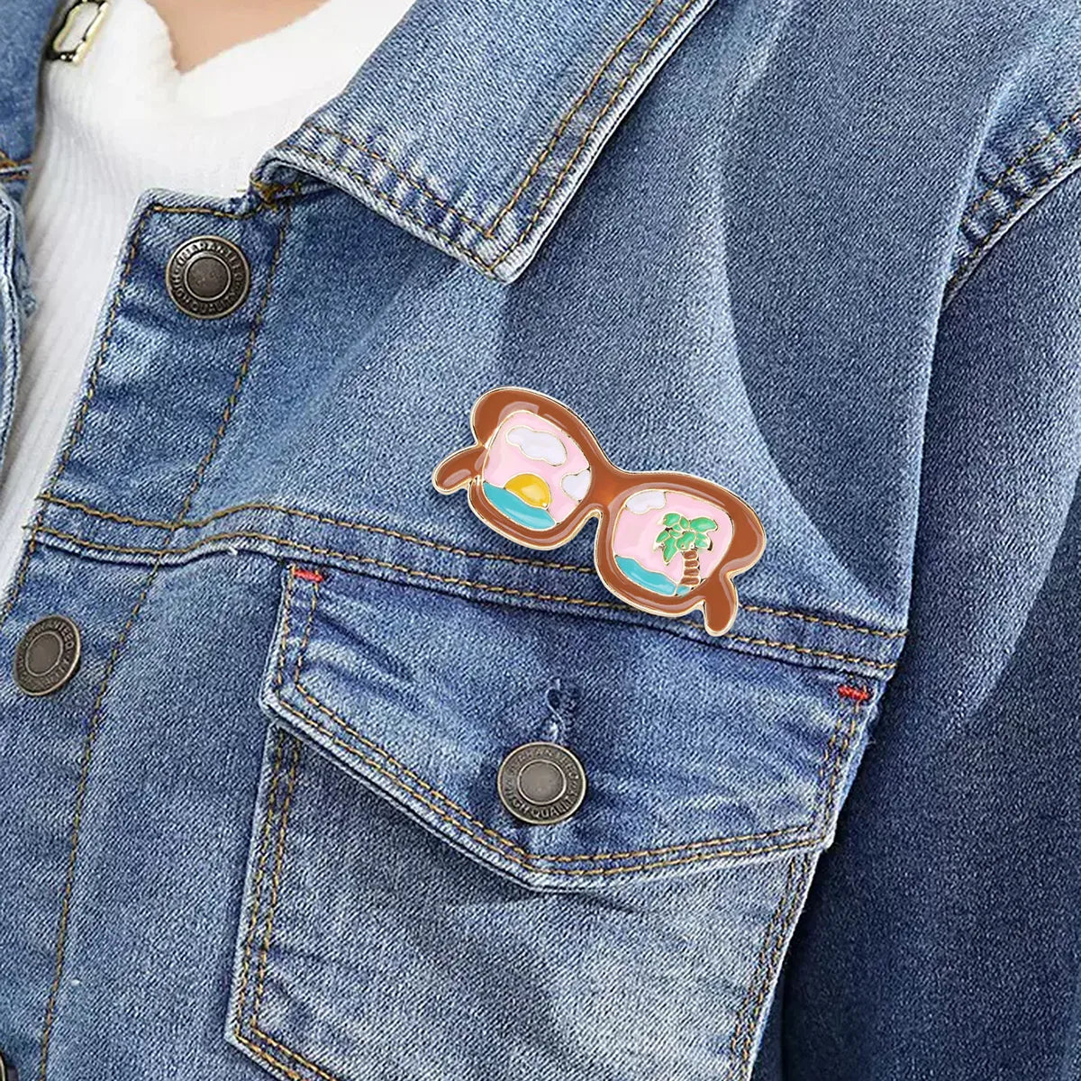 Pin's Broche avec Carte - Lunettes Vacances - Fantaisie - Alliage Email