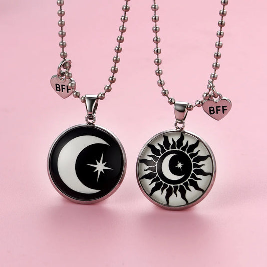 Lot de 2 Colliers D'amitié Phosphorescent - Rond Coeur Lune Soleil Mains Liées - BFF - A partager