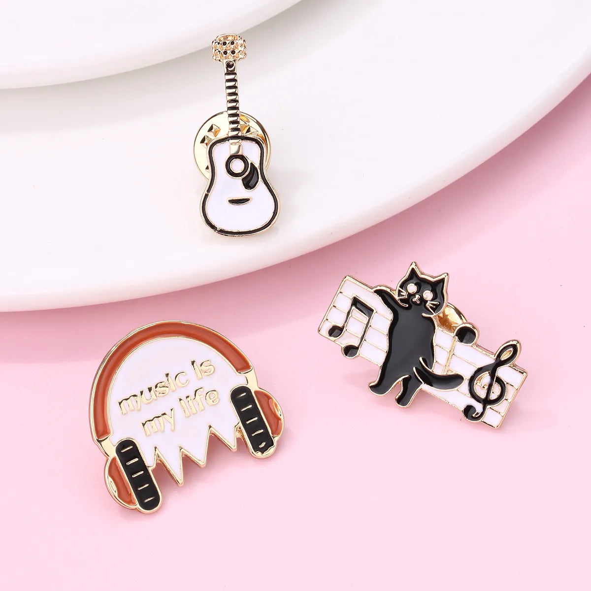Lot de 3 Pin's Broches avec Carte - Chat Musique Ecouteurs Guitare - Amoureux des Chats - Fantaisie - Alliage Email