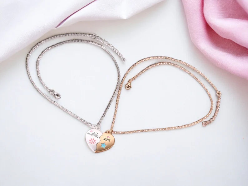 Lot de 2 Colliers Mère Fils avec Carte - Famille Parents Enfant - Maman Garçon - Pendentif Coeur Aimanté