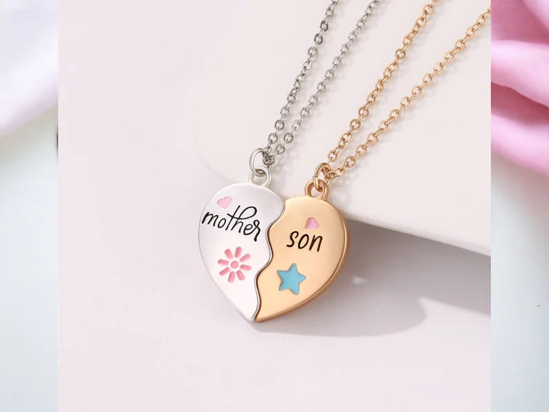 Lot de 2 Colliers Mère Fils avec Carte - Famille Parents Enfant - Maman Garçon - Pendentif Coeur Aimanté