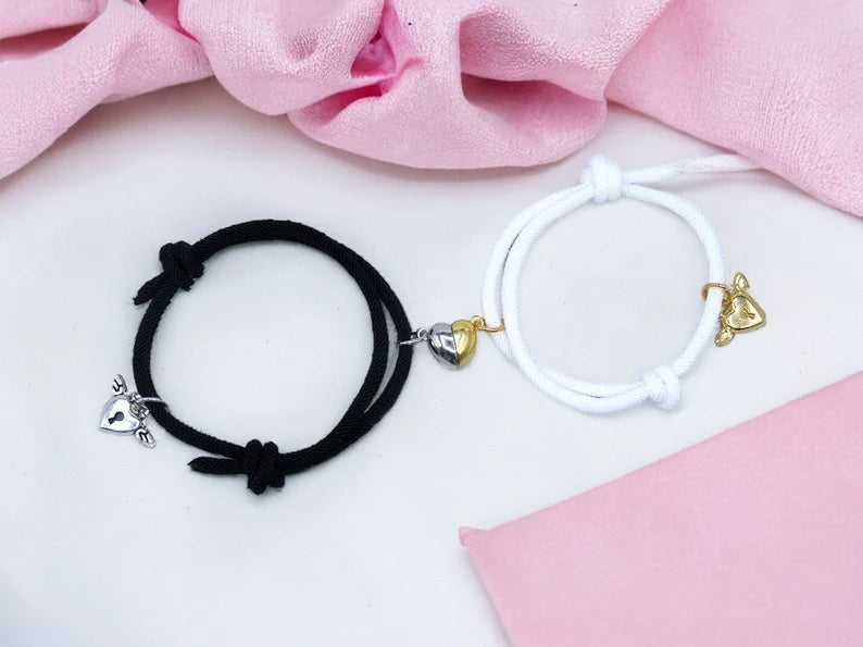 Set mit 2 verstellbaren Kordelarmbändern für Freundschaft oder Liebhaber. Geflügeltes Cadenat-Herz – BFF Best Friends Forever – Fantasy – magnetischer Paar-Anhänger