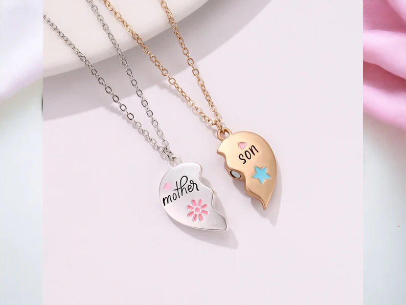 Lot de 2 Colliers Mère Fils avec Carte - Famille Parents Enfant - Maman Garçon - Pendentif Coeur Aimanté