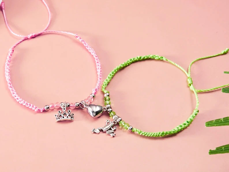 Set mit 2 verstellbaren Kordelarmbändern für Freundschaft oder Liebe, magnetisches Herz, Prinzessin und Frosch – BFF, beste Freunde für immer – Fantasie – Perlen