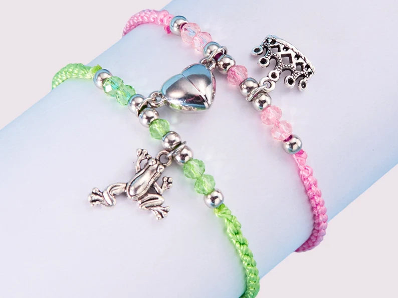 Set mit 2 verstellbaren Kordelarmbändern für Freundschaft oder Liebe, magnetisches Herz, Prinzessin und Frosch – BFF, beste Freunde für immer – Fantasie – Perlen