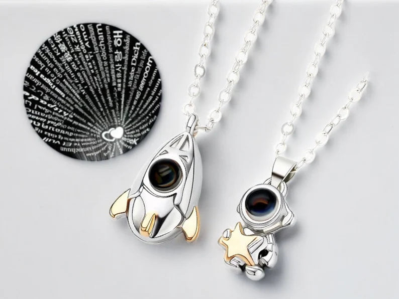 Set of 2 Chains Friendship Necklaces Projection Message Love Multiple Languages - Astronaut - BFF Best Friends - Fantasy - Lovers Couple