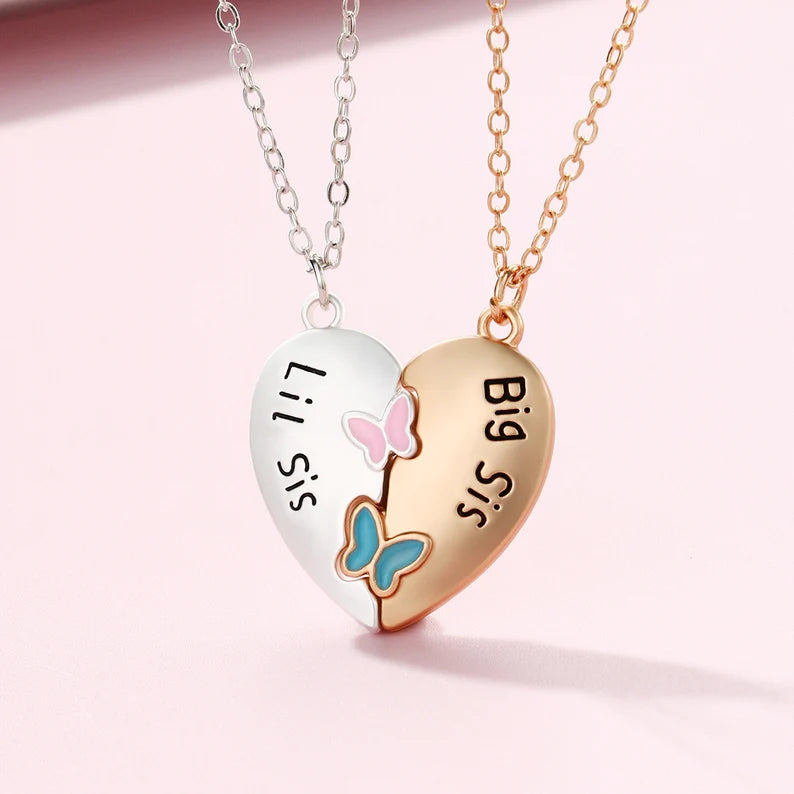 Lot de 2 Colliers Coeur avec Carte - Soeurs - Famille Petite Soeur Grande Soeur - Papillons - Pendentif Coeur Aimanté