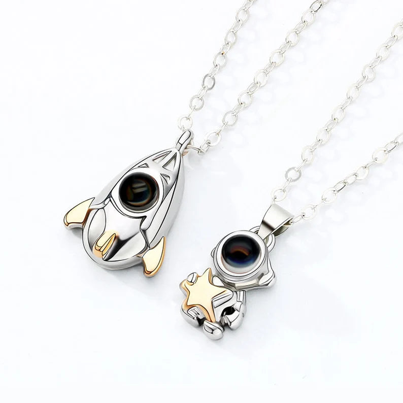 Set of 2 Chains Friendship Necklaces Projection Message Love Multiple Languages - Astronaut - BFF Best Friends - Fantasy - Lovers Couple