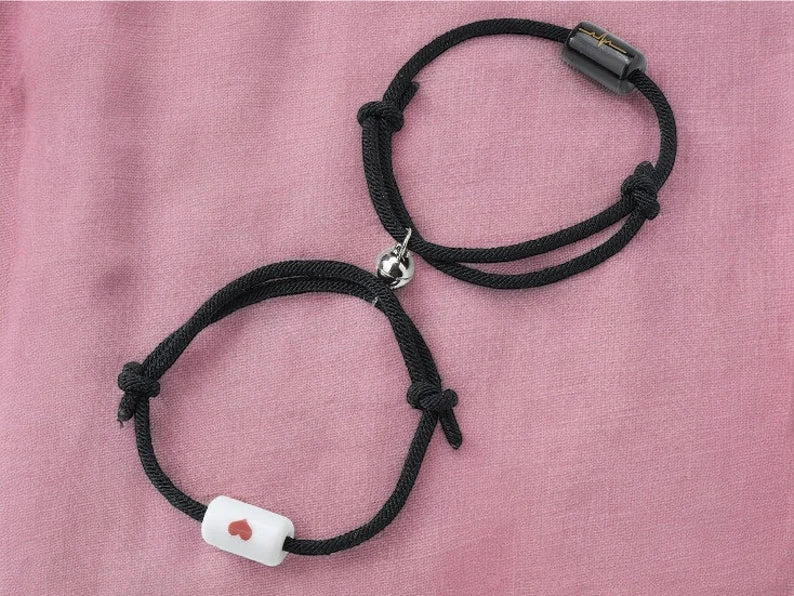 Set mit 2 verstellbaren Freundschaftsarmbändern aus Kordel, beste Freunde – BFF, beste Freunde – ausgefallen – magnetischer Kugelanhänger – Verliebte – Paar