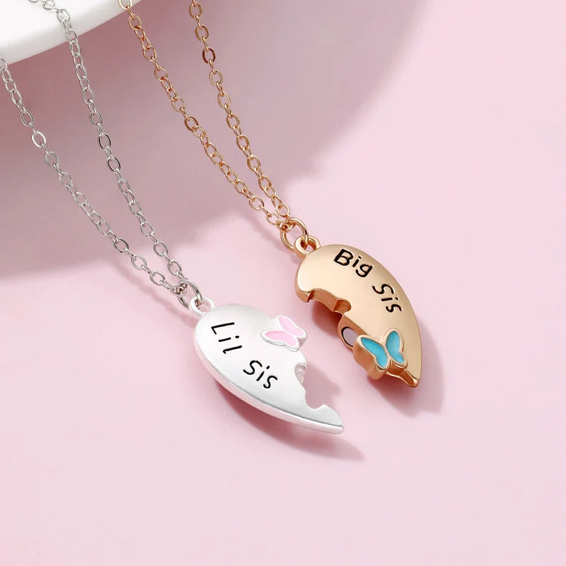 Lot de 2 Colliers Coeur avec Carte - Soeurs - Famille Petite Soeur Grande Soeur - Papillons - Pendentif Coeur Aimanté