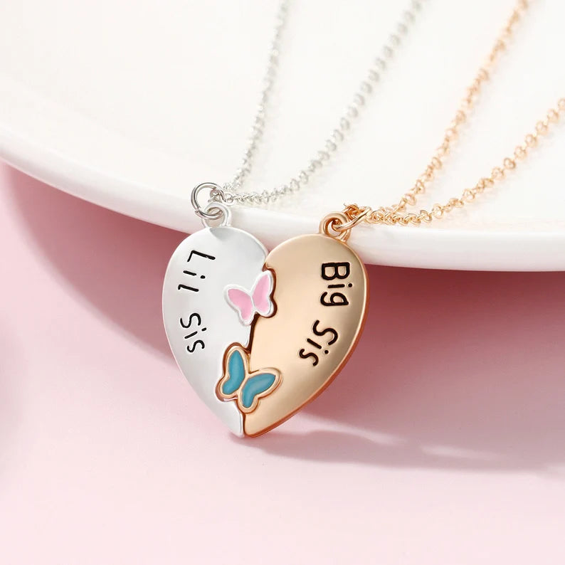 Lot de 2 Colliers Coeur avec Carte - Soeurs - Famille Petite Soeur Grande Soeur - Papillons - Pendentif Coeur Aimanté