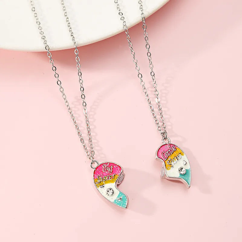Lot de 2 Colliers Coeur - Soeurs - Famille Petite Soeur Grande Soeur - Couleur Arc en Ciel - Pendentif Coeur Aimanté