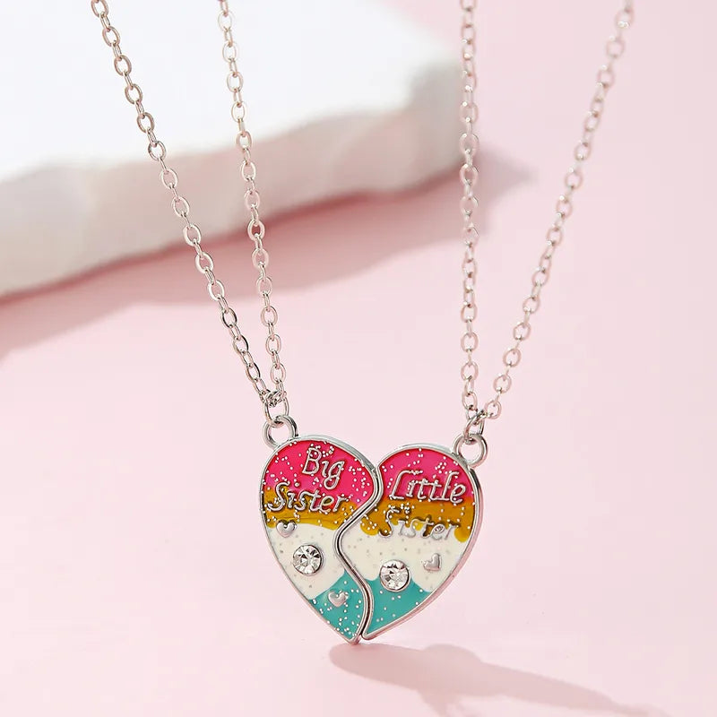 Lot de 2 Colliers Coeur - Soeurs - Famille Petite Soeur Grande Soeur - Couleur Arc en Ciel - Pendentif Coeur Aimanté