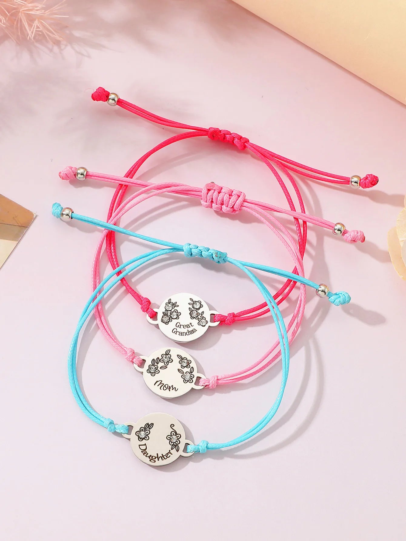 Set mit 3 verstellbaren Kordelarmbändern für Großmutter, Mutter und Tochter – Familie, Eltern, Kind, Mutter und Tochter – Herz-Anhänger – Edelstahl