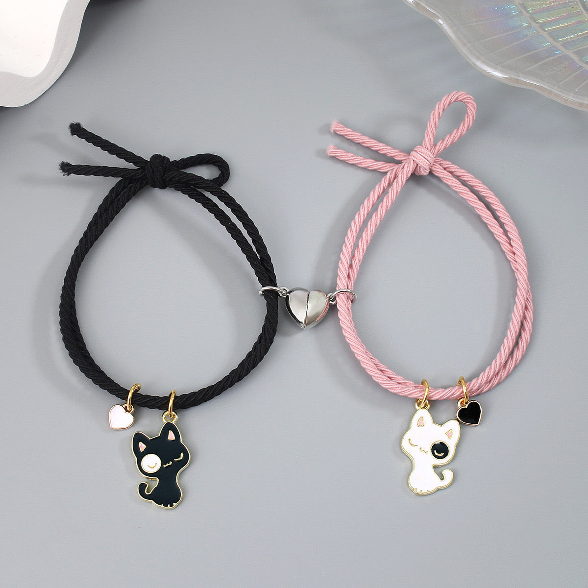 Lot de 2 Bracelets D'amitié Cordon Elastique - Petit Chat - BFF - Best Friends Forever - Fantaisie - Amitié - Pendentif Aimanté Coeur