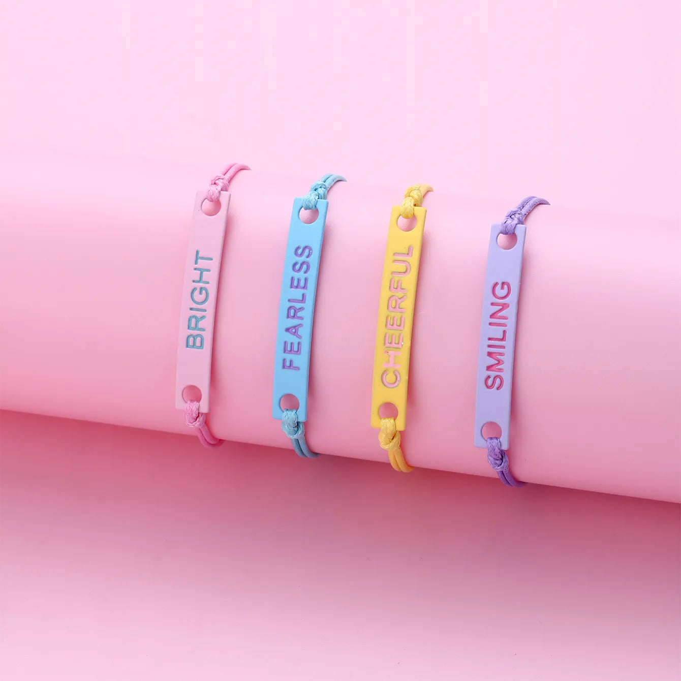 KINDER – Set mit 4 verstellbaren Kordelarmbändern – Love Hope Believe Jolly – süßer süßer Anhänger in Neonfarben