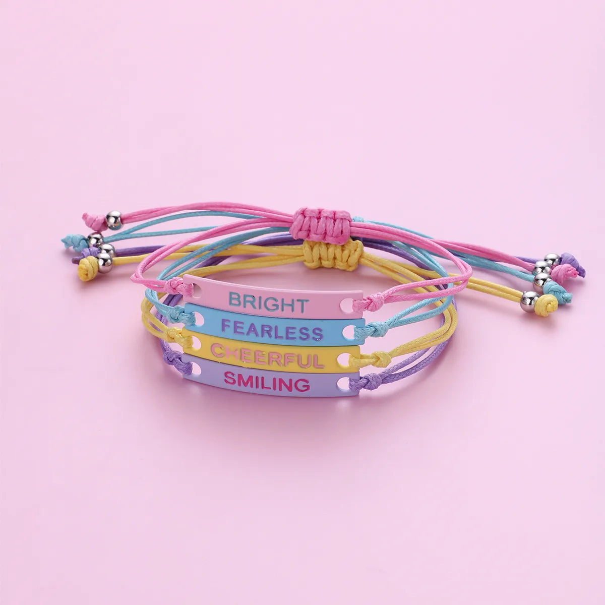 KINDER – Set mit 4 verstellbaren Kordelarmbändern – Love Hope Believe Jolly – süßer süßer Anhänger in Neonfarben