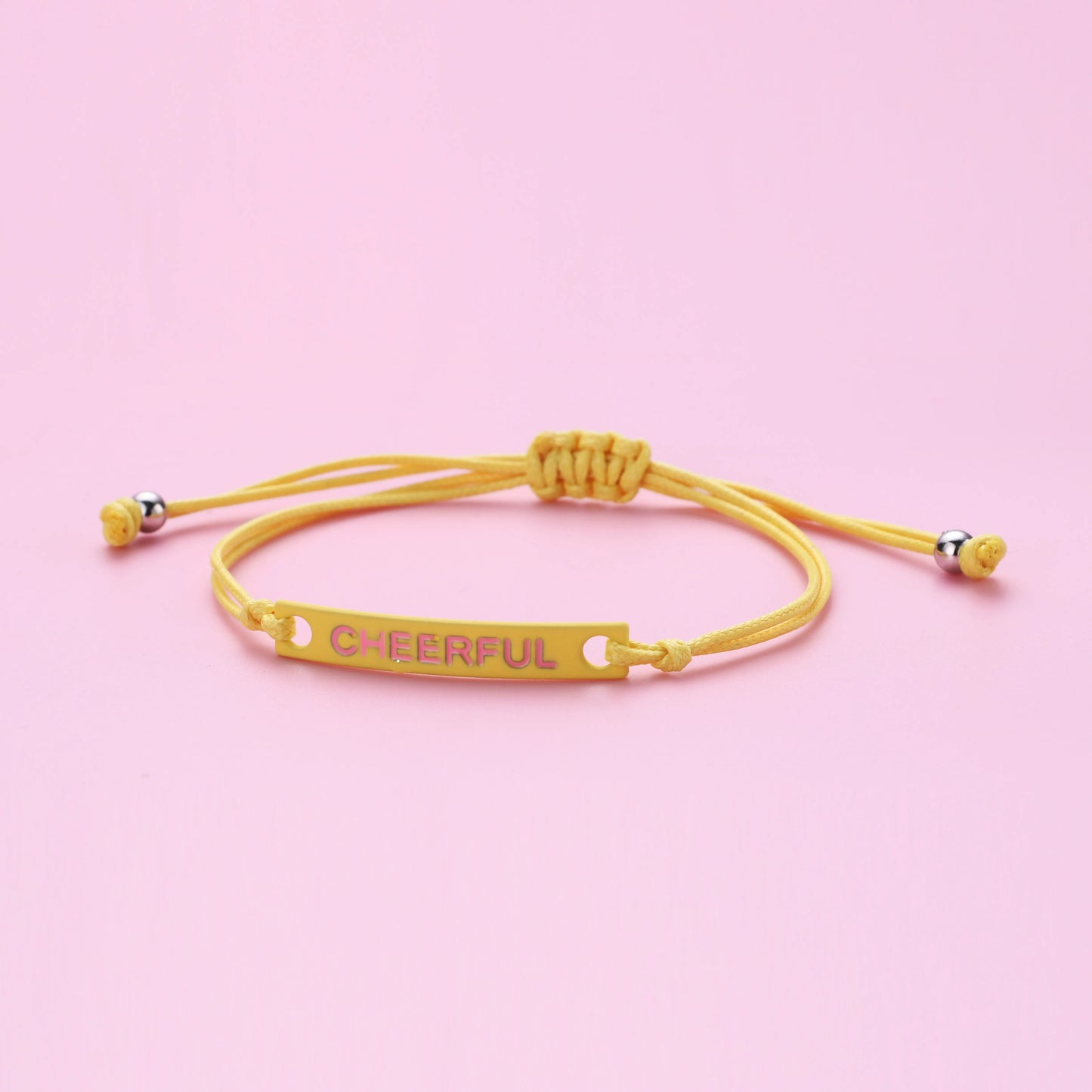 KINDER – Set mit 4 verstellbaren Kordelarmbändern – Love Hope Believe Jolly – süßer süßer Anhänger in Neonfarben