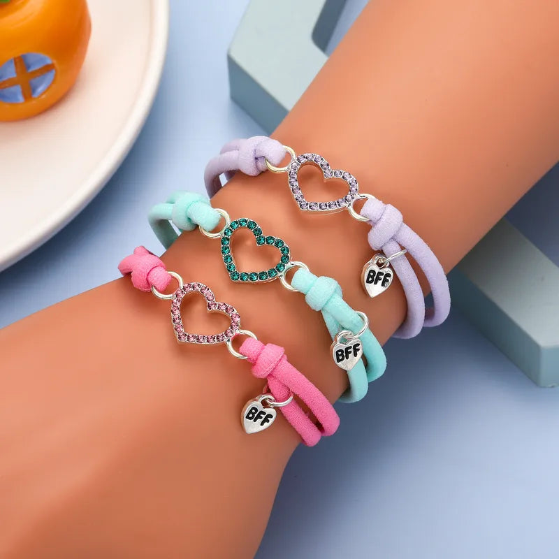 KINDER – Set aus 3 verstellbaren Kordelarmbändern – Regenbogen-Herzblume in Pastellfarben – süßer, süßer Anhänger