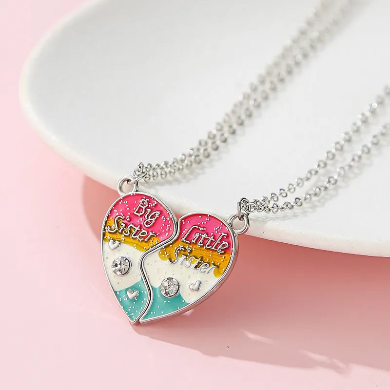 Lot de 2 Colliers Coeur - Soeurs - Famille Petite Soeur Grande Soeur - Couleur Arc en Ciel - Pendentif Coeur Aimanté